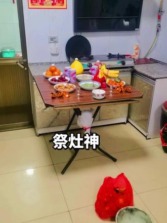 今天腊月二十三,灶王爷爷,灶王奶奶您神安,今天辞灶您收钱,点上清香,倒上酒,桌上饭菜样样有,喝上美酒驾祥云,拿上钱粮就出门,上天见到张玉皇,多把下界好事讲。二十三日去,初一五更来,来时驼金又驼银,后面驼个聚宝盆,腰缠万贯进家门,我给灶王磕个头,保着吃穿都不愁。