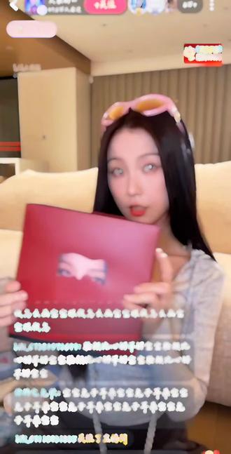 专辑开箱视频来啦!#虞书欣B站直播#虞书欣横店时装周 @抖音热点 @抖音热门视频 #虞书欣云初