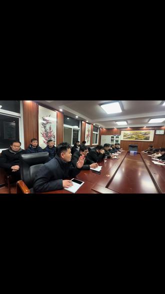 校领导一一向全体教师深深鞠躬!
躬下身,是尊重;
抬起头,是敬意。
向全体老师鞠躬致谢——
感恩坚守,致敬师者!