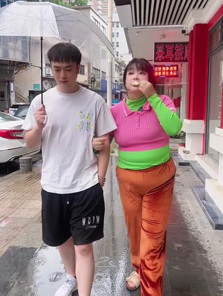 长得胖又没有罪,别再身材焦虑了!大大方方的做自己,好好爱自己,不必在乎别人的看法~世界上的美有很多种~自信最美!微胖也可以闪闪发光~#拒绝身材焦虑 #秋日显瘦穿搭指南 #肉肉女孩怎么穿出高级感 #回头率爆棚