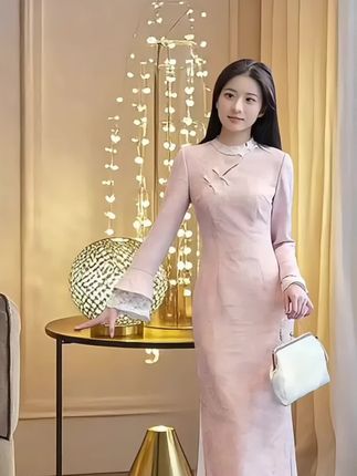 一穿即美|提花与蕾丝的浪漫邂逅,粉花香旗袍连衣裙#新中式美学 #粉色提花 #改良旗袍 #春季新款 #蕾丝拼接