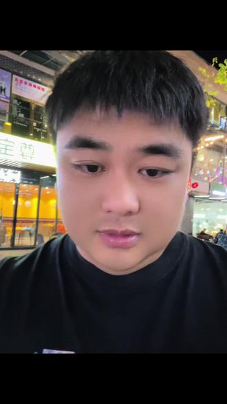 很多朋友说现在过年没什么年味了,其实快乐不再是我们了,现在是别的小孩子啦,猪怕过年,人会被问30岁还不结婚——#倒满深夜的酒 #新年快乐 #2026年 2025即将结束CDR向你致敬,2026期待自己暴富暴瘦,顺顺利利。惠州龙溪人,今年还在龙溪过年,有也在我们龙溪,或者待过龙溪的朋友们。可以留个评论或者私信