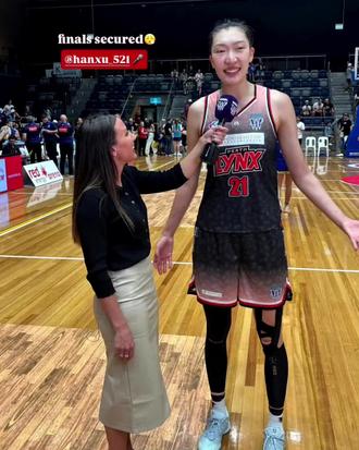 2026.2.17,WNBL半决赛G2,珀斯山猫81-75击败本迪戈精灵,大比分2-0横扫晋级决赛。这场比赛比G1更胶着,首节精灵领先但半场打完后山猫反超,第三节打完两队分差只有2分,好在末节山猫提升了防守层次只让精灵拿到13分最终涉险过关,韩旭成为中国女篮历史首位进入WNBL决赛的球员。
WNBL官方写道:韩旭帮助珀斯山猫夺得半决赛的胜利。这位身高6尺11寸的超级巨星贡献了25分14篮板4盖帽带领她的球队横扫卫冕冠军本迪戈精灵队。#wnbl##韩旭