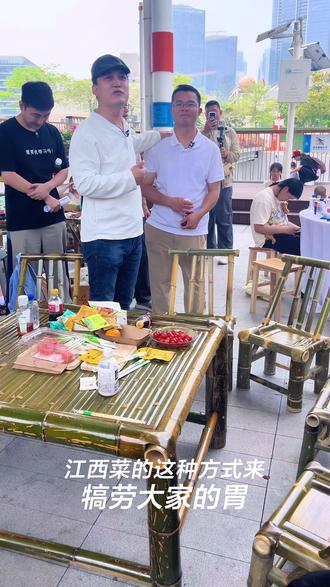 江西小炒 当年的村长主持爸爸去哪儿,多少人受他的熏陶,积极响应国家号召多生娃,如今的村长还是一如既往的,鼓励我们面对生活的困难,多扛事永不服输~#江西小炒#翻身大舞台#翻身大舞台江西小炒 #日常分享#上热门
