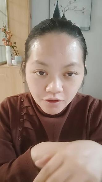 宝宝摔倒,咱们的反应里藏着宝宝性格养成的密码。如果大人很慌张,即使没有那么疼,他也会用哭来配合大人演出#宝宝摔倒#亲子