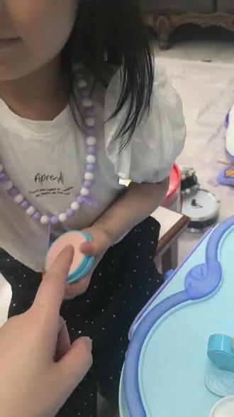 从小就有当美妆博主的潜质😆😆 199的玩具此刻情绪价值直接回本😉#山姆艾莎梳妆台 #山姆玩具