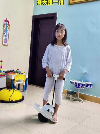 成长不止一种姿势,让孩子从跳开始~跳跳球可以很好的锻炼平衡能力和弹跳力,加厚防爆耐磨球体,弹性更好更安全,强力承重,大人小孩都玩儿~#跟着节奏嗨起来 #享受运动带来的快乐#爱运动的小姑娘
