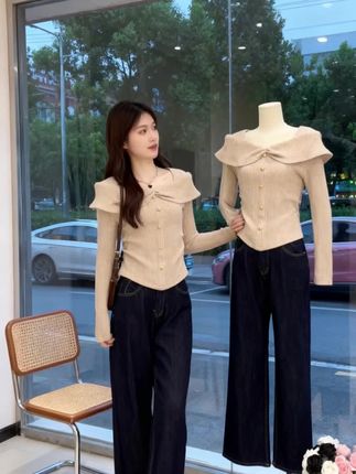 姐妹们,这件打底衫真的太绝了,超级显瘦!它采用了独特的设计手法,腰部的抽绳可以自由调节松紧度,轻松打造出小蛮腰的效果。而且它的袖口还运用了时下热门的荷叶边元素,让整体造型更显时尚感。穿上它,让你瞬间变得又飒又迷人,赶紧入手吧! #今天穿什么 #韩式穿搭 #简约穿搭 #ootd穿搭 #高级感穿搭