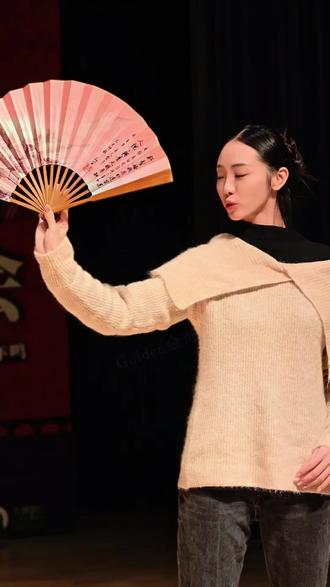 这个转扇子,眼睛看会了,但死手还不会!
你学废了吗?
彭芷琪 as 沈九娘
#转扇子 #舞剧 #垂虹别意 #转扇子教程 #彭芷琪