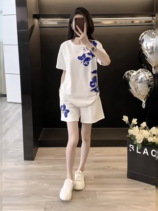 白色时尚休闲运动套装夏季新款宽松简单大方显瘦高品质两件套潮#夏季穿搭 #穿出你的时尚你的感觉 #运动休闲套装 #套装穿搭 #谁穿谁好看