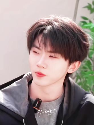 洞洞鞋是为了防止拖鞋生长在小腿上哈哈哈