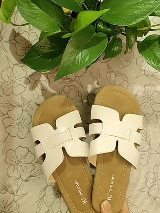 姐妹们,我找到了一双超好穿的勃肯拖鞋,它是平底的,超级舒服,一点都不磨脚,而且特别百搭,不管是配裤子还是裙子都很好看,简直绝了!这双鞋子真的太棒了,穿上它感觉脚很舒适,一点也不觉得累,非常适合夏天去穿。如果你也喜欢这种风格的鞋子,那就赶紧入手吧!#好物推荐 #好鞋推荐 #穿搭 #种草 #哎呦喂你鞋真好看