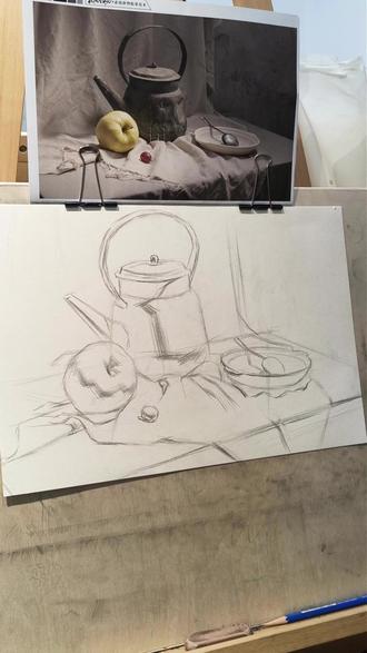 课堂随录|素描静物考试之【打形篇】 给考试的学生课上示范,讲解一定的打形方法。觉得有用的同学记得一键三连~
#素描静物 #美术生入门 #美术备考 #美术中考 #杭州成人画室
