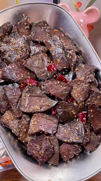 🔥平江秘制麻辣猪肝,解馋就这一口!🌶️
每一片都裹满香辣红油,卤香透骨,嚼劲十足!选用新鲜猪肝,28种香料慢卤入味,麻辣鲜香瞬间激活味蕾~独立小包装,随身带着吃,饿了来一包,扎实肉感超满足!
#平江特产 #麻辣猪肝 #追剧零食 #充饥解馋 #真材实料