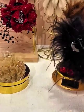 最近真的被这个小夹子狠狠拿捏了!它是这种鸵鸟毛加亚克力的一个小设计,夹上之后呢就显得整个人又精致又温柔。不管你是日常通勤还是约会聚会,都可以轻轻松松驾驭。#发夹发饰 #羽毛发夹 #时尚发型