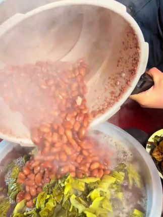 不是吹,没有哪个贵州人能拒绝这一锅酸菜豆米汤#美食推荐 #下饭菜 #分享家乡美食 #抖音美食推荐官 #贵州无盐酸菜