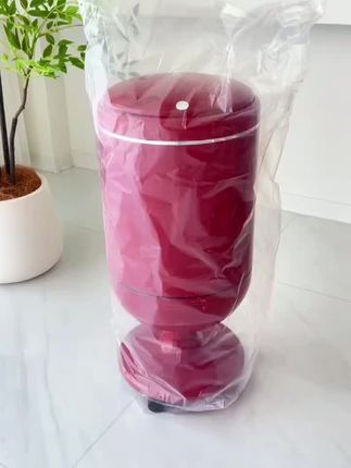 这垃圾桶的设计真的太懂生活了!像我家以前用的这种普通垃圾桶,摘个菜还得蹲着,真的很累。但这个垃圾桶就不一样了,它有一个移动滑轮,想推到哪就推到哪,而且高度也刚刚好,站着就能轻松操作。它的容量还特别大,可以放很多垃圾,真的太方便了!#家居好物 #旋转垃圾桶 #方便 #生活小帮手 #垃圾桶