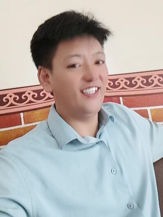 窗边的光影洒落,室内客厅的温暖如诗。生活的静谧,藏在每一个微笑里。😊🏡