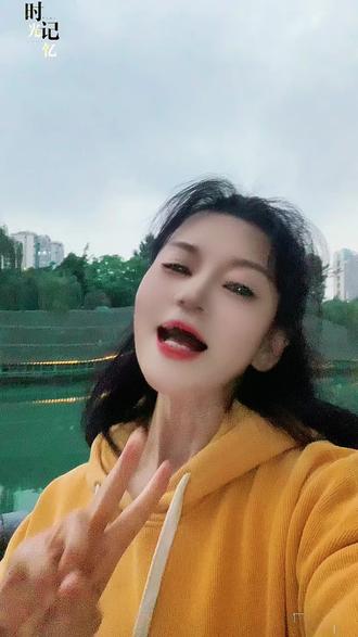 两把镰刀尖又尖,两把蒲扇扇两边,四把蹄锤前后打,一把扫帚扫两边。猜生肖!你是不是秒说猪?大错特错!答案是牛——牛角是镰,牛耳是扇,牛蹄是锤,牛尾是帚!#创作灵感#脑筋急转弯 #脑洞大开 #猜谜语 #娱乐评论大赏 @抖音小助手