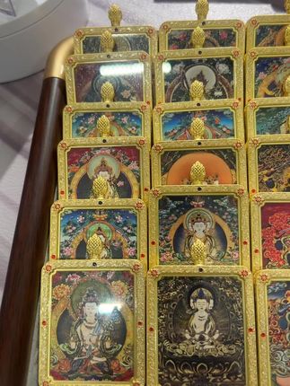 直播间限制了,粉丝可以小黄车下单,赠品一样送