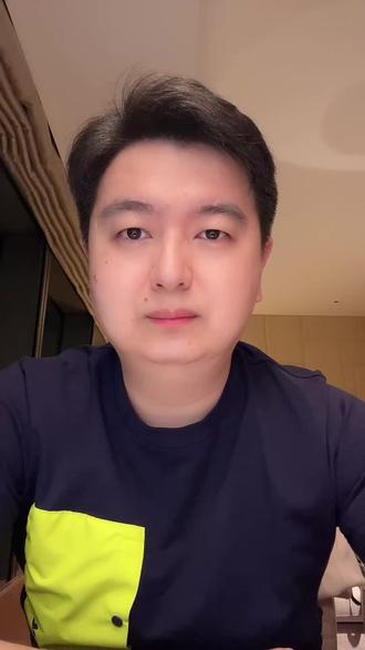 鸿蒙智行豪华MPV能否拯救智界 最近,智界的日子不太好过,3月份卖了2500多辆,4月份只剩2300多辆了。很多人质疑,华为和奇瑞的合作是不是出了问题?甚至有人说华为是不是把资源都倾斜给问界了?智界是不是有点“后妈养的”那味儿?昨天,鸿蒙智行首款旗舰MPV智界V9发布,集华为技术之大成,能否成为智界的救命稻草?#尹同跃称余承东够哥们#智界V9#鸿蒙智行 安全是最大的豪华#