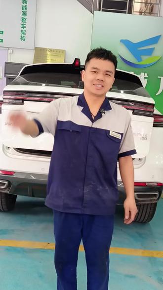 长安unik,底盘磕碰导致电池包高压插头撞断了,经过查检没有漏水进去,然后发现电池冷却板有少量电池液。更换插头,测试绝缘装车!