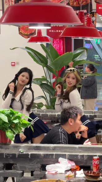 飞粥一体,信念合一#南京冯校长老火锅 #校花女团