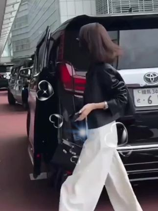 2025秋季新款高级感翻领小皮衣外套白色休闲裤女F1061女款故事。#早秋贵气感穿搭#早秋冷冽又随性的气质穿搭 #早秋高智感职场穿搭#初秋一周不重样穿搭#被秋日氛围感穿搭拿捏了