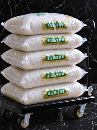 一口就沦陷!这款猫牙香米真的绝了!每颗米粒都修长分明!裹着天然的莹润光泽,像把月光下的珍珠撒在了碗里!一蒸开,茉莉香混着米香直往鼻尖钻,入口软糯中带着点弹牙,甜丝丝的米香在舌尖慢慢化开,软而不烂、粘而不腻,我那不爱吃米饭的老公都能轻松炫完两大碗!自从挖到这款宝藏,家里干饭频率直接翻倍!没吃过的一定要试试#长粒香大米 #妈呀太香了 #好吃到停不下来 #猫牙米#大米