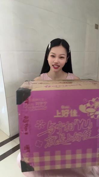等待一个月的 上好佳刘宇宁礼盒终于到啦!开箱开箱~
海报,周边超有质感,零食也好吃,太喜欢了~
发朋友圈没人懂,发抖音有能懂的吧!😍#刘宇宁上好佳 #开箱视频 #周边开箱