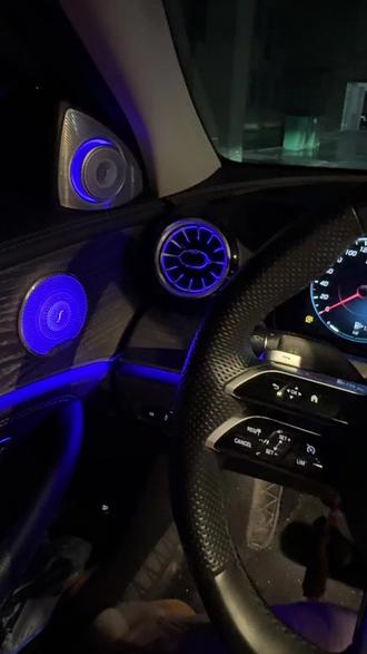 我开着大奔,拉着心爱的玉芬。