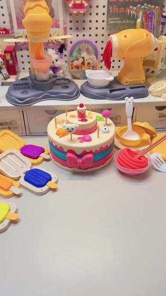 不要让小朋友看电视玩手机啦,安排这套能DIY的彩泥美食套装! 这款可以自己#手工diy 面条、甜筒的#彩泥 套装,玩起#过家家玩具 真的太有趣了。#益智玩具 #儿童玩具