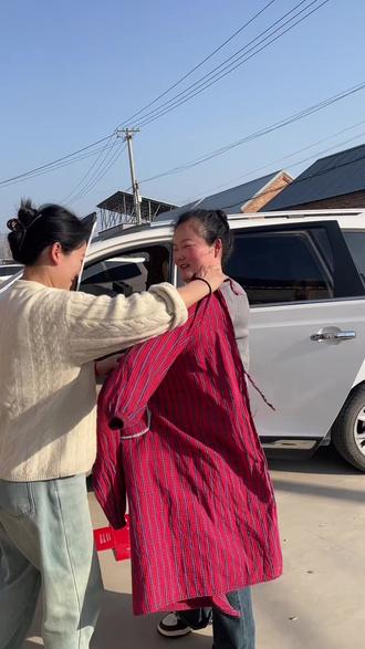 欢迎我姐回娘家仪式必须安排到位,围裙已准备好,那就准备干活吧,隔着屏幕都能感受我姐的喜悦了#姐妹 #回娘家#搞笑日常