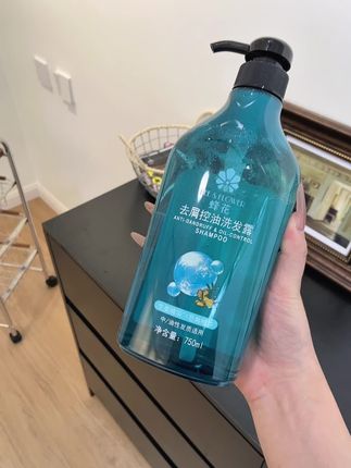 油头星人救星来啦!✨ 蜂花洗发水,深层清洁🧼,控油力MAX💪,还能轻松止痒~ 洗完头发根根清爽,整个人都轻盈起来啦!💨 谁用谁知道的舒服,油头姐妹快冲呀!🚀#蜂花洗发水 #洗发水 #蓬松控油 #种草 #好东西一起分享