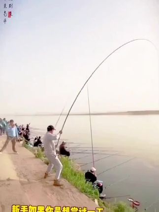 喜欢钓鱼的朋友们看过来了!这个鱼竿它不仅手感好,而且携带也很方便,无论你是新手还是老手都能用。它的杆身是高碳材质的,非常结实耐用,并且可以做到快速响应,特别适合在户外垂钓的时候用。#渔具用品 #户外钓鱼 #钓鱼竿 #鱼竿渔具 #户外垂钓