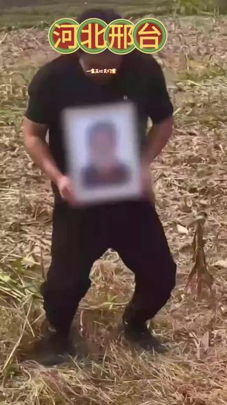 河北隆尧一家五口灭门案凶手一审获死刑 恶性命案引发社会警示
近日,河北省邢台市隆尧县一起震惊全国的灭门惨案一审宣判。被告人范孟奇因故意杀害一家五口,被法院以故意杀人罪判处死刑,剥夺政治权利终身。该案件相关视频在快手平台获得172.3万次播放,引发社会广泛关注。
这起恶性案件造成五名无辜民众丧生,犯罪情节特别恶劣,后果极其严重。法院经审理认为,被告人范孟奇犯罪事实清楚,证据确实充分,依法应予严惩。一审死刑判决充分体现了司法机关对严重暴力犯罪的零容忍态度,彰显了法律维护社会公平正义的坚定决心。
该判决结果通过网络平台迅速传播,众多网友纷纷表示支持法院判决,认为这既是对逝者的告慰,也是对潜在犯罪的有力震慑。法律专家指出,此类极端个案虽然罕见,但警示意义深远,全社会应共同关注矛盾纠纷化解机制建设。
当前,我国司法机关持续保持对严重刑事犯罪的高压态势,切实保障人民群众生命财产安全。此案的依法审判也再次表明,任何挑战法律底线、危害社会稳定的犯罪行为,必将受到法律的严惩。#原创视频 #宣传正能量 #原创作品#作品ai生成