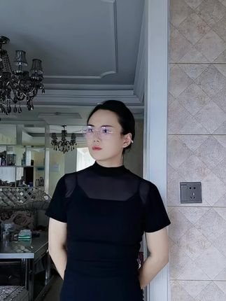 好喜欢这款眼镜,超轻无边框设计,戴多久都不会压鼻梁,简直是素颜神器,防蓝光效果也杠杠的,有效保护眼睛不受伤害。关键这颜值太高了,戴上它秒变女神范儿!