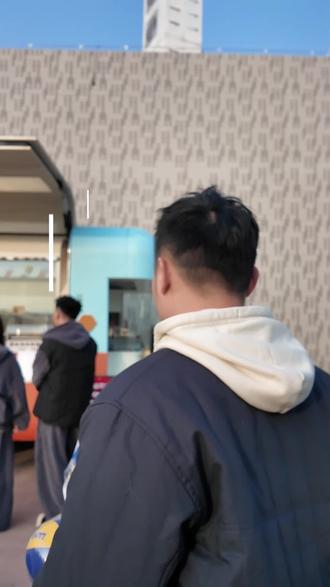 街头偶遇采访路人NBA相关问题,看看有哪些礼物和神秘惊喜!#NBA #罗斯球衣退役 #篮球 #罗斯