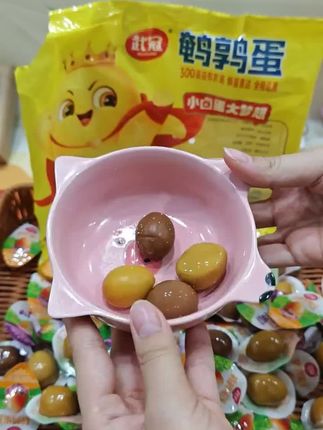一颗入口,双重享受!武冠鹌鹑蛋外弹内嫩,卤香四溢,越嚼越香。聚会分享更尽兴,大人小孩都爱吃,轻松成为餐桌上的人气王。#强烈推荐 #儿童零食 #这也太好吃了 #武冠#鹌鹑蛋