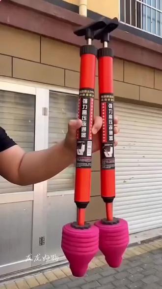 原来自己通厕所这么简单啊!!
马桶堵了?上门师傅开口就要200?用这气压式疏
通器!对着下水口"嘭"一炮,冲走头发纸巾不
用拆马桶,不脏手!#马桶堵
了#厕所堵了#管道
疏通器#一炮通#
厕所堵了怎么疏通@专业马桶疏通