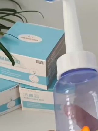 啊,你在干嘛呢?我在洗鼻子啊,这是我新买的洗鼻器,加入配套的洗鼻盐,再加入点水,然后把盖子给盖上,放进一个鼻孔里,水就从另一个鼻孔出来,洗完鼻子舒服通气,还自带两个盆洗头,使用起来更方便。#好物推荐🔥