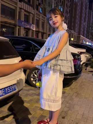终于 把我的搭子 熬大了,再也不用抱着了,可以一起吃饭 一起逛街 一起旅行,关键 还经的起 挨骂,骂完 还是 跟你最好的,是我的女儿,也是 我最小的好朋友#夏季穿搭 #今日穿搭 #儿童穿搭 #生女儿就要这样穿 #我的女孩👧🏻