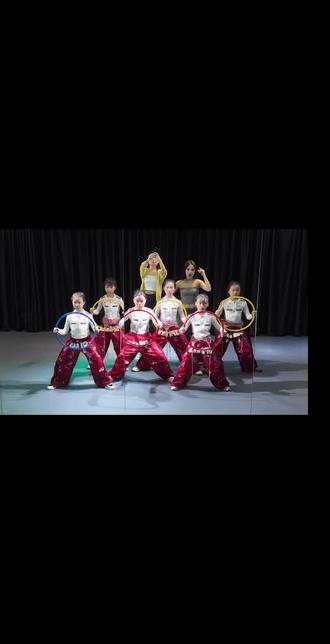 创意爵士基本功课堂💃
呼啦圈解锁新玩法
孩子越练越喜欢,兴趣满满进步快~#白沙洲少儿爵士 #武汉少儿街舞 #少儿爵士基本功 #5M+舞蹈俱乐部@5M+舞蹈俱乐部程老师