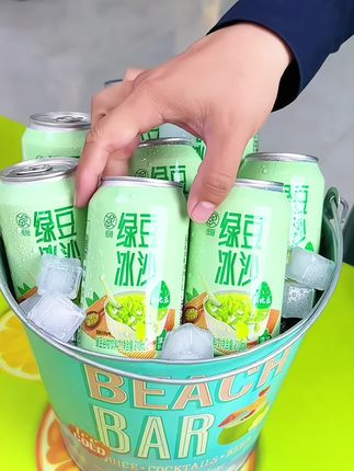 哇塞!我居然挖到了绿豆冰沙的大羊毛,真的好喝到离谱! 我这里现在到手一箱八罐你看看才多少?薅到就是捡漏。 精选优质绿豆为原料,温火慢熬成沙,精细研磨成浆。一口下去满嘴都是绿豆的清香,口感丝滑绵密,一点也不甜腻,冷藏一下口感更佳,冷冻一下再喝就像是融化了的冰激凌,真的巨好喝。 趁现在划算,没喝过的赶紧去试试#绿豆冰沙#好喝到心花怒放 #好喝不贵经济实惠 #快来一起尝个鲜#夏日饮品