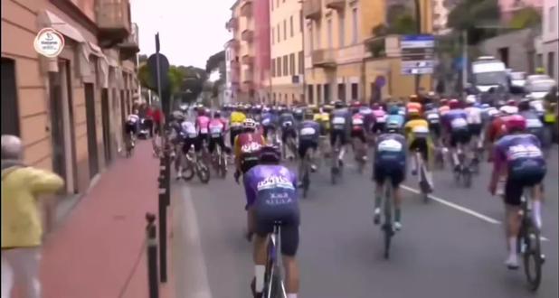 骑行6小时半车 完赛时长6小时35分钟49秒 恭喜UAE车队主将 波加查圆梦2026年第一个米兰圣雷莫心心念念的冠军 他做到了! 从2022年开始一直到20254次失利这一刻他等了整整4年 今天他终于越过范德普尔这座大山 实现梦想了!真铁人摔车后肾上腺素还能拉掉所有人无敌了!同样皮德科克今年高光的亮眼表现太精彩了 从头到尾的拉扯 都能回应化解波加查爬坡进攻 不掉队! 比赛早期226公里 UAE波加查最强得力副将 克里斯腾摔车退赛 比赛中期32.3公里 主集团里波加查遭遇摔车 波及受到影响的人有 范德普尔 乔根森 阿菲尼 范阿尔特 佩利扎里吉尔迈 比赛24.2公里 齐普雷萨UAE德尔陀螺最后一棒 领骑发射波加查进攻带出皮德科克 范德普尔3人轮转领骑 一直突围到8.5公里波乔山上爬坡 去年冠军范德普尔 状态不好掉队 遗憾无缘今年的领奖台 比赛结尾到了终点前 最后1公里冲刺 皮德科克不敌波加 查输了半个圈的轮子可惜了! 主集团落后4秒 范阿尔特第3名过线 第4佩德森 第8范德普尔 未完待续 下一次古典赛交手 4月12号🇫🇷巴黎鲁石头路见! #古典赛#米兰圣雷莫 #波加查#UAE #皮德科克 @DOU+小助手