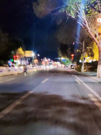 拉萨的夜晚,灯火阑珊,晚上十一点的夜空依旧白云漫天,,,, #夜景实拍 #拉萨#诗与远方#自驾西藏#川藏线