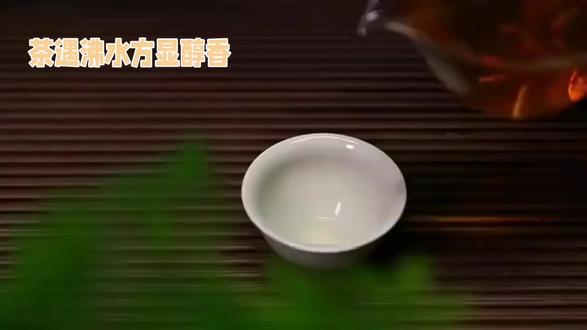茶烟里的当下
人生如茶,经淬炼方得醇厚。别沉湎过往的遗憾,像倒掉杯底茶渣;别焦虑未来的迷茫,似静待茶叶慢慢舒展。 不念过往,不畏将来,只守一盏茶的