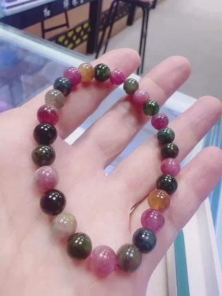 **珍藏天然,即是珍藏价值!** 不过胶、不考色的碧玺,是收藏家眼中更具潜力的“原始股”,是追求纯粹天然宝石爱好者的心头挚爱。它不仅仅是一件饰品,更是大自然鬼斧神工的微缩画卷,承载着地球深处的能量与故事。