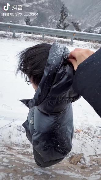 拎帽子踢腿挑战( ̄_, ̄ )