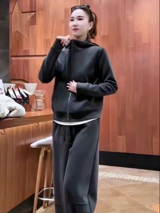 #爱时尚穿搭 #喜欢美衣就关注我吧 #谁穿谁好看 #秋季新款 #休闲减龄穿搭